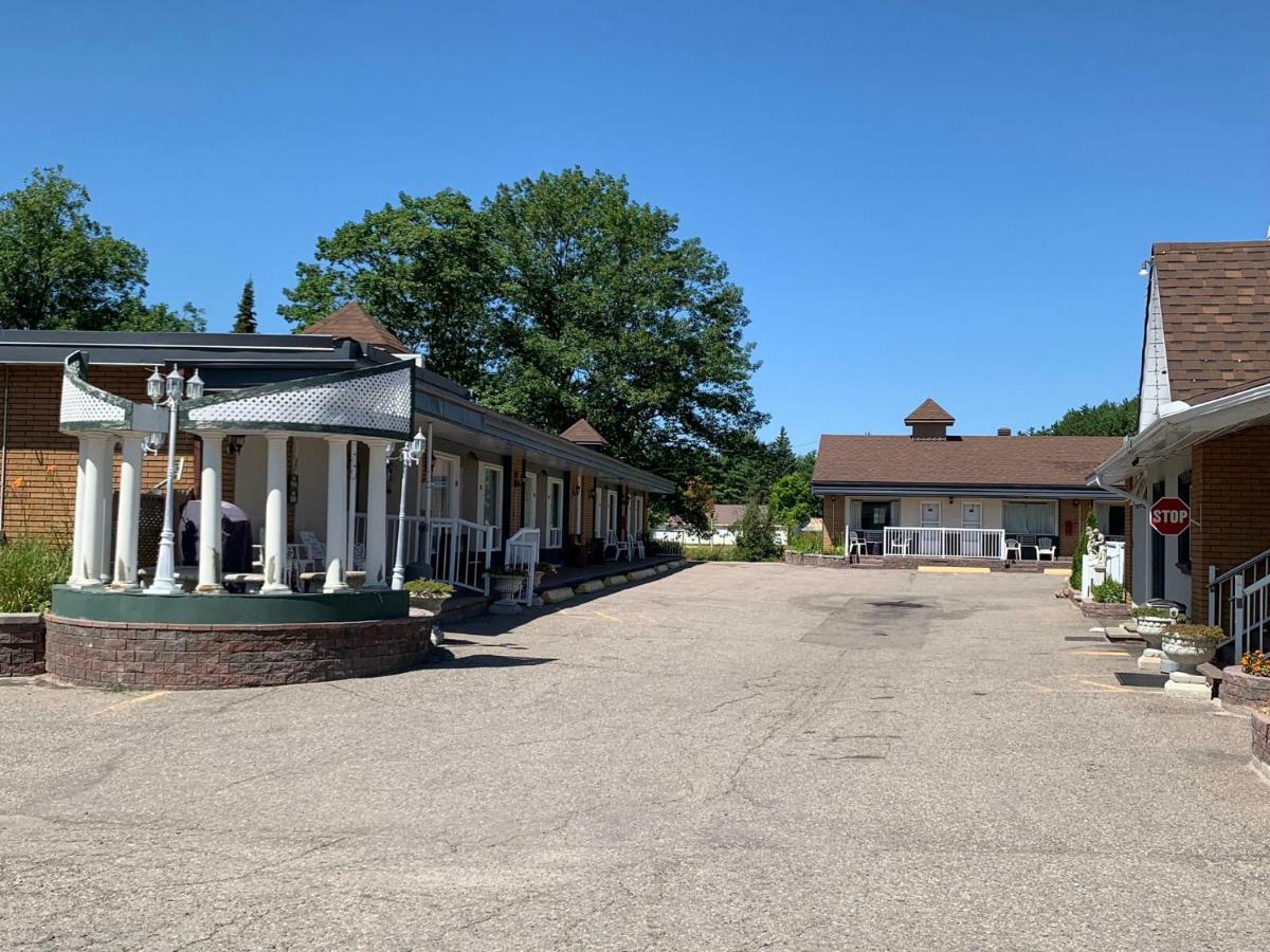 Sword Inn Bancroft Exterior photo