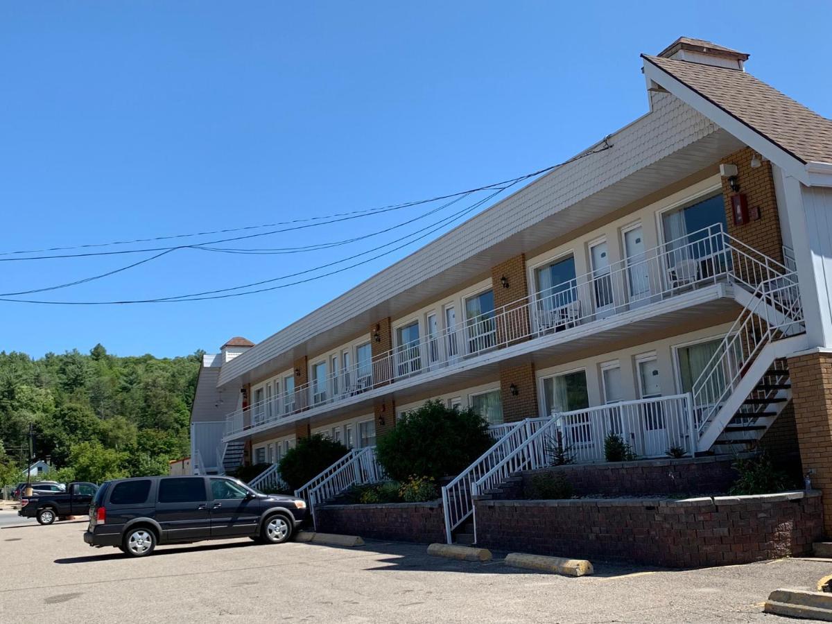 Sword Inn Bancroft Exterior photo